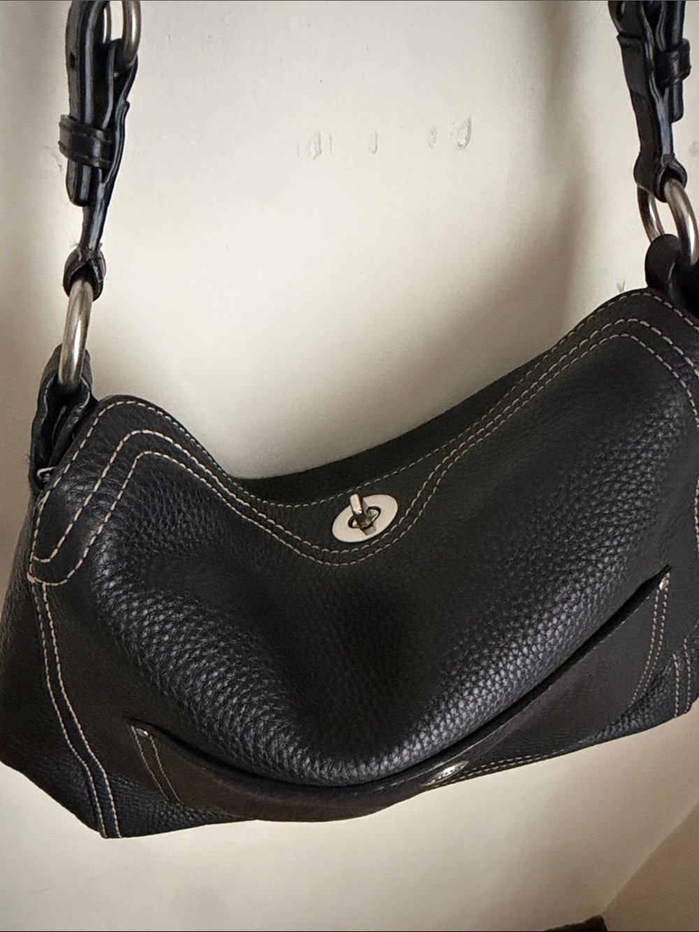 Coach Chelsea hobo shoulder bag crafted from black pebbled leather - Picture 3 of 9